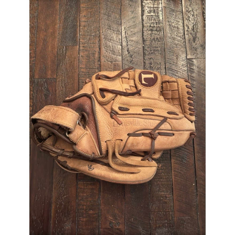 Louisville slugger fast pitch 12.5 Inch Glove Goes On Left Throw With Right
